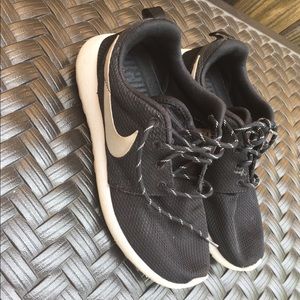 Nike Black Roshes